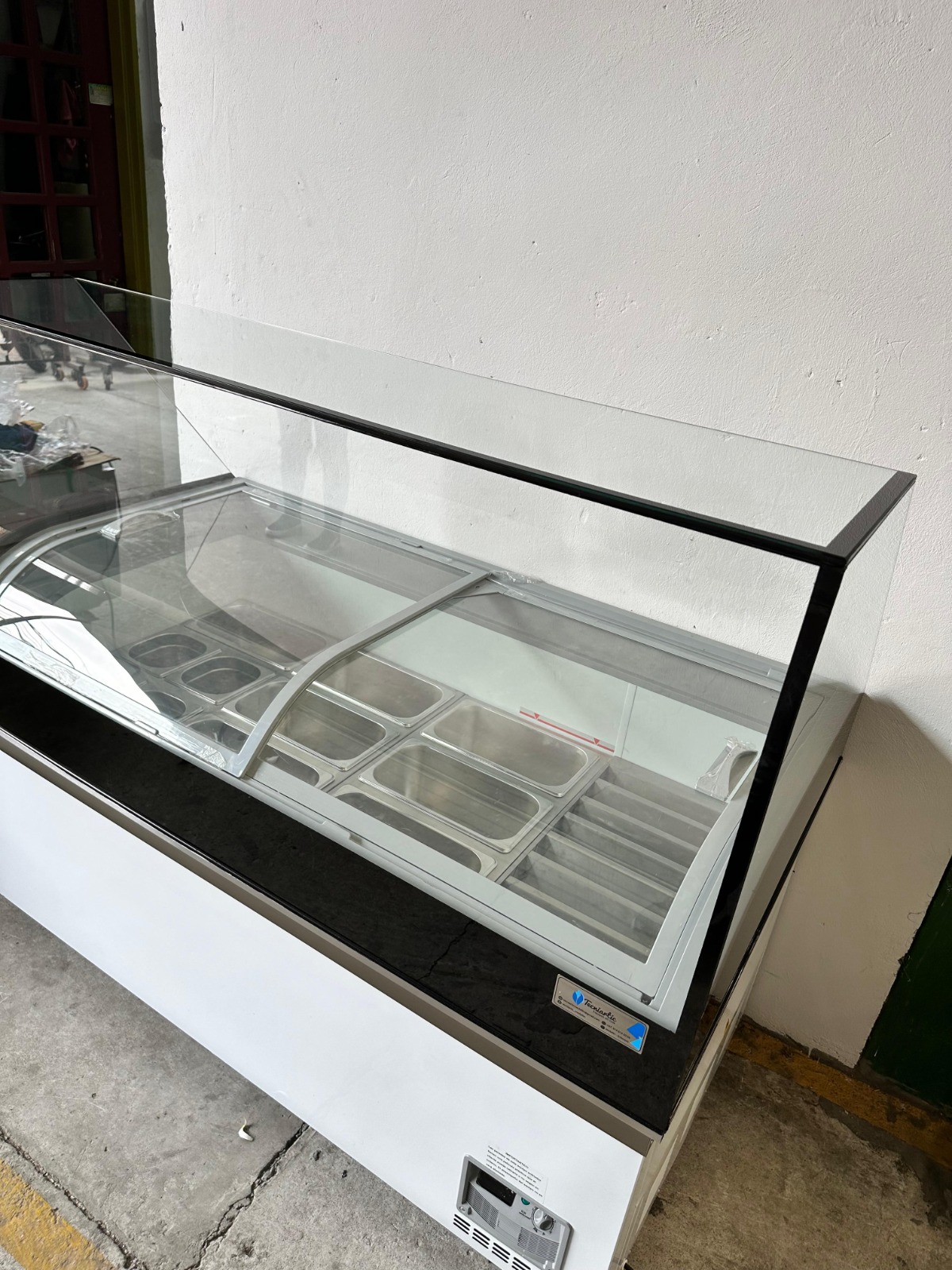 Congelador línea blanca con cúpula para helados — Tecniartic